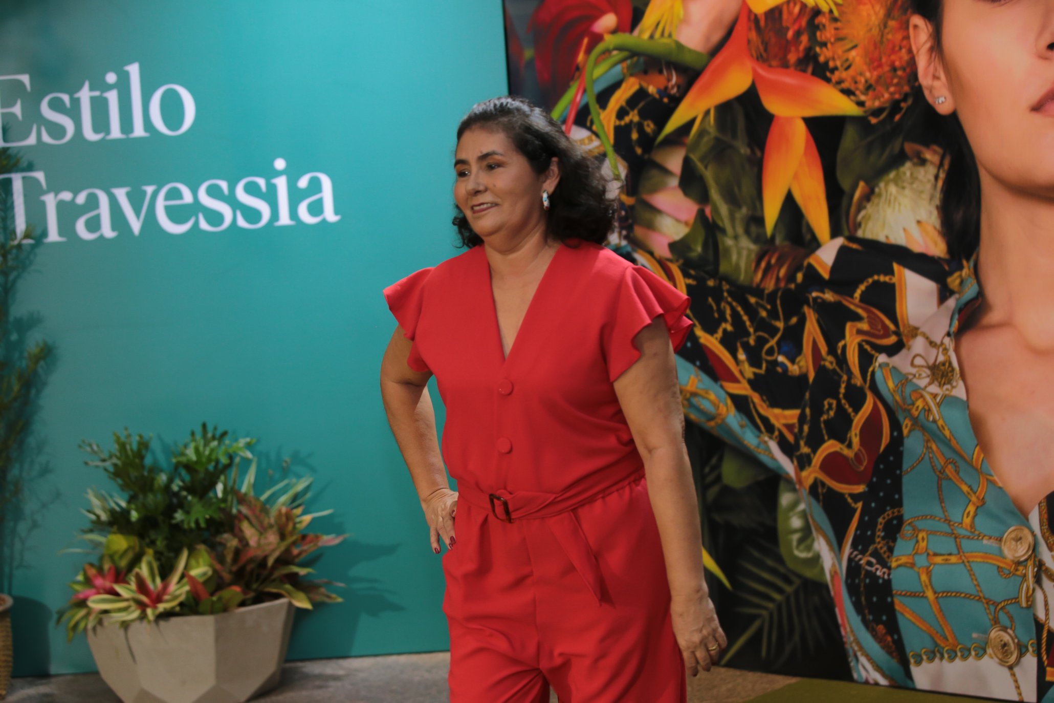 Costureiras do Projeto Estilo Travessia desfilam suas criações em noite de celebração